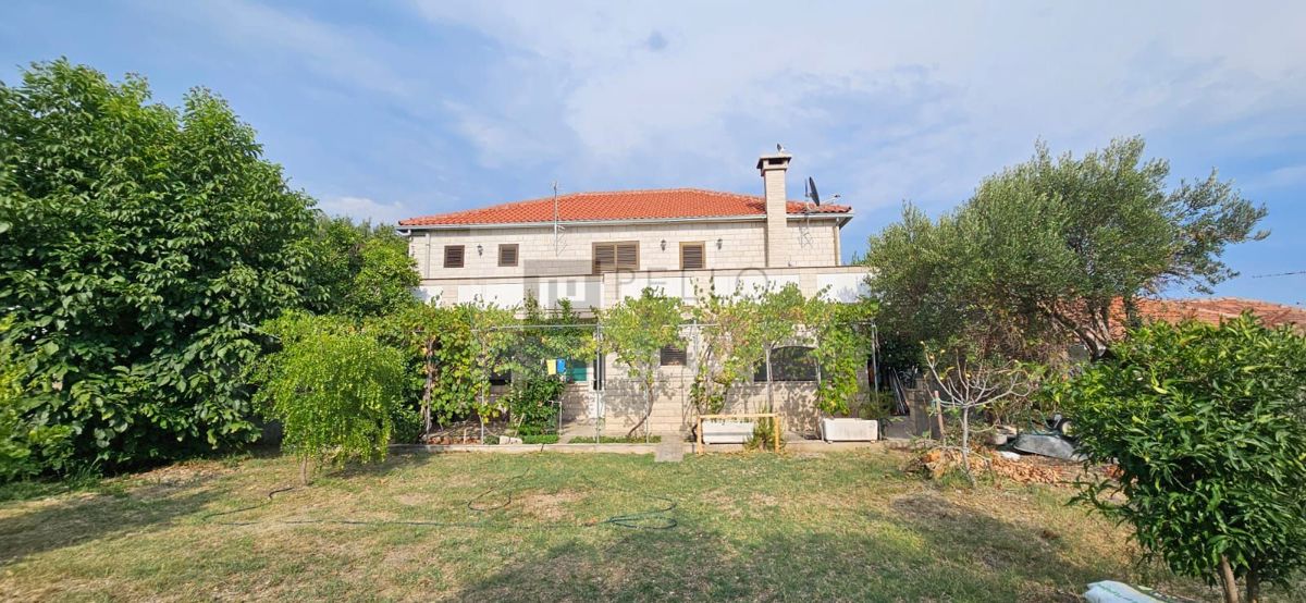 ### English:   Luxurious two-bedroom apartment with a garden, courtyard, fireplace, and garage (Orebić)    ---  ### German:   Luxuriöse Zweizimmerwohnung mit Garten, Hof, Kamin und Garage (Orebić)    ---  ### Polish:   Luksusowe dwupokojowe mieszkani