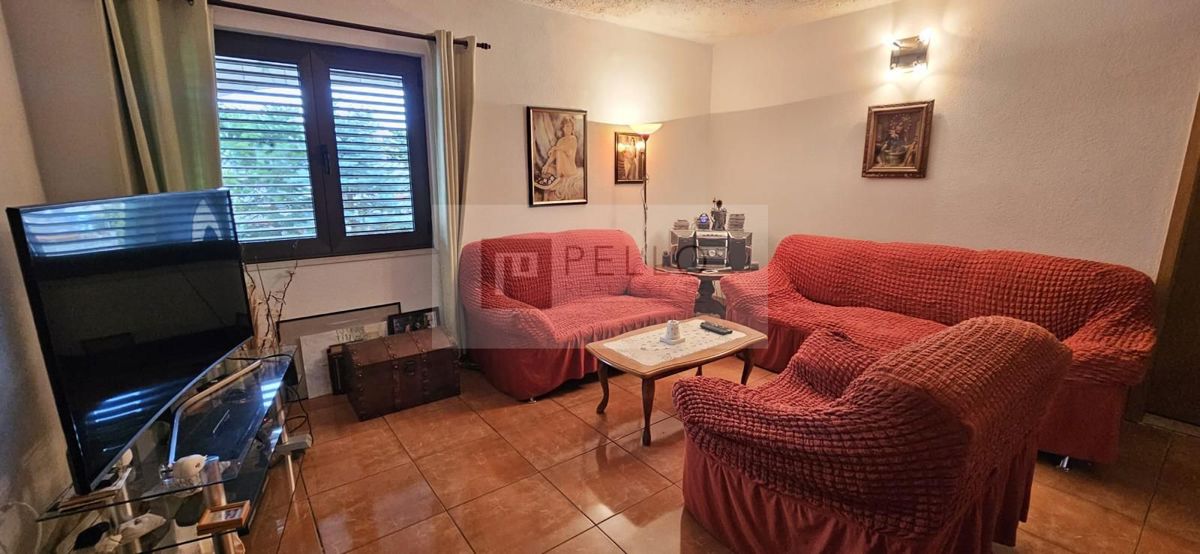 ### English:   Luxurious two-bedroom apartment with a garden, courtyard, fireplace, and garage (Orebić)    ---  ### German:   Luxuriöse Zweizimmerwohnung mit Garten, Hof, Kamin und Garage (Orebić)    ---  ### Polish:   Luksusowe dwupokojowe mieszkani