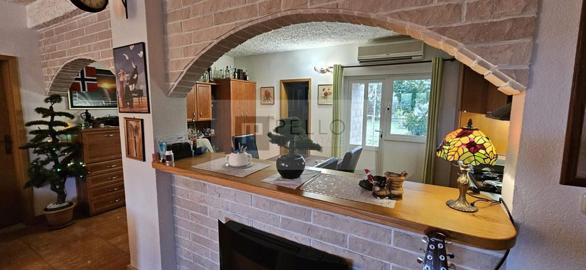 ### English:   Luxurious two-bedroom apartment with a garden, courtyard, fireplace, and garage (Orebić)    ---  ### German:   Luxuriöse Zweizimmerwohnung mit Garten, Hof, Kamin und Garage (Orebić)    ---  ### Polish:   Luksusowe dwupokojowe mieszkani