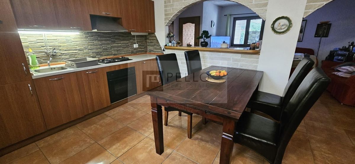 ### English:   Luxurious two-bedroom apartment with a garden, courtyard, fireplace, and garage (Orebić)    ---  ### German:   Luxuriöse Zweizimmerwohnung mit Garten, Hof, Kamin und Garage (Orebić)    ---  ### Polish:   Luksusowe dwupokojowe mieszkani