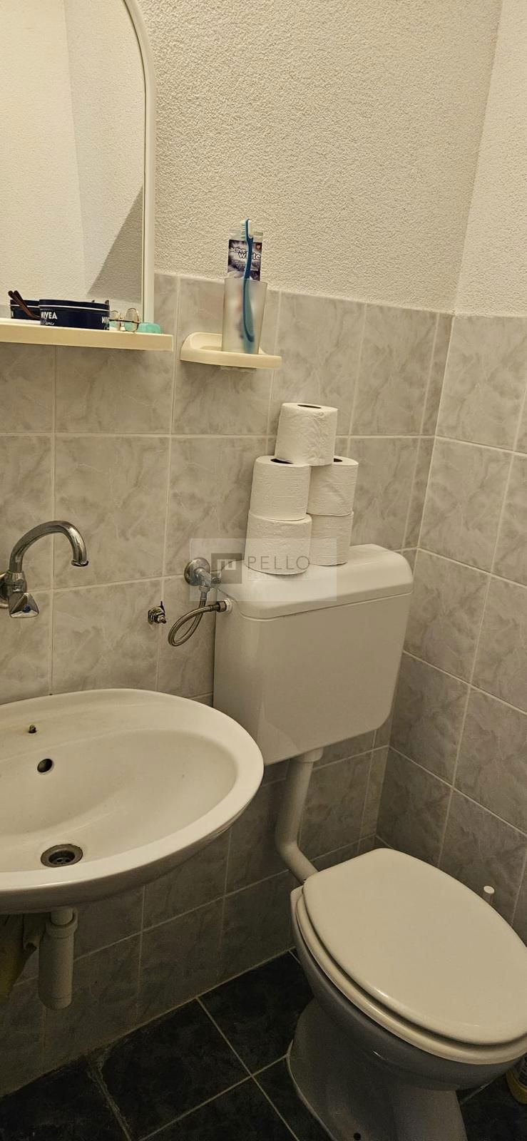 ### English:   Luxurious two-bedroom apartment with a garden, courtyard, fireplace, and garage (Orebić)    ---  ### German:   Luxuriöse Zweizimmerwohnung mit Garten, Hof, Kamin und Garage (Orebić)    ---  ### Polish:   Luksusowe dwupokojowe mieszkani