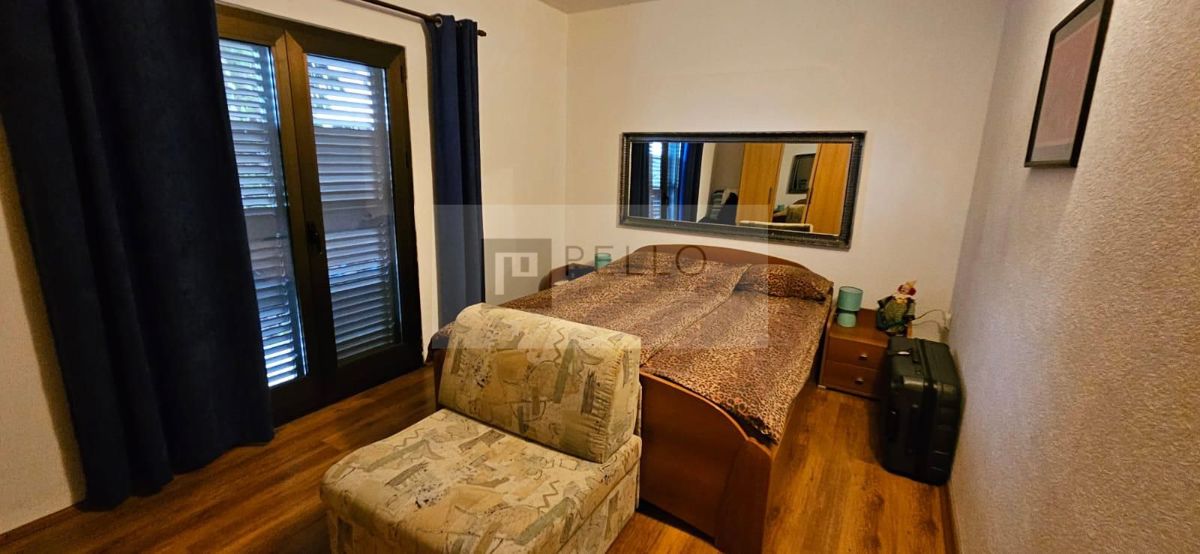### English:   Luxurious two-bedroom apartment with a garden, courtyard, fireplace, and garage (Orebić)    ---  ### German:   Luxuriöse Zweizimmerwohnung mit Garten, Hof, Kamin und Garage (Orebić)    ---  ### Polish:   Luksusowe dwupokojowe mieszkani