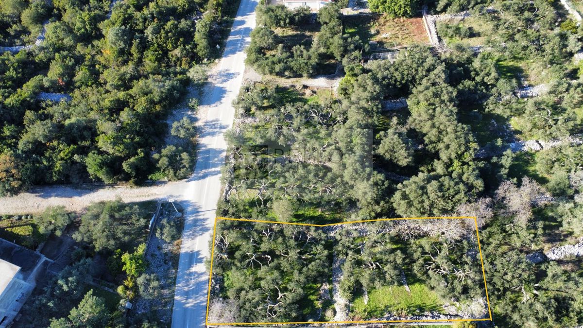 Stavbno zemljišče s pogledom na morje, površina 784 m²