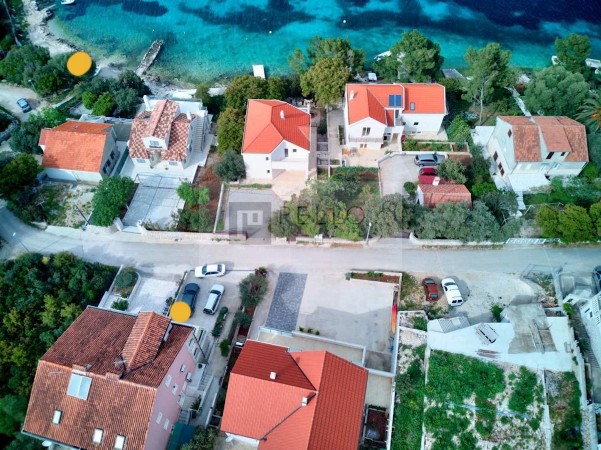 Hiša s pogledom na morje in otoček Badiju, 30 m od plaže (možen nakup po enotah).