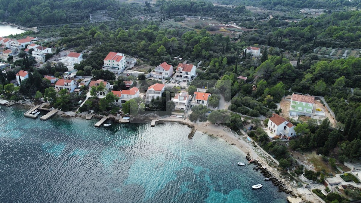 Hiša s pogledom na morje in otoček Badiju, 30 m od plaže (možen nakup po enotah).