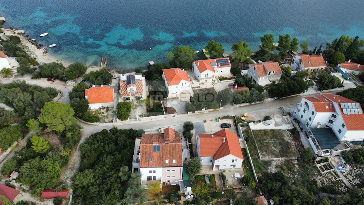 Hiša s pogledom na morje in otoček Badiju, 30 m od plaže (možen nakup po enotah).