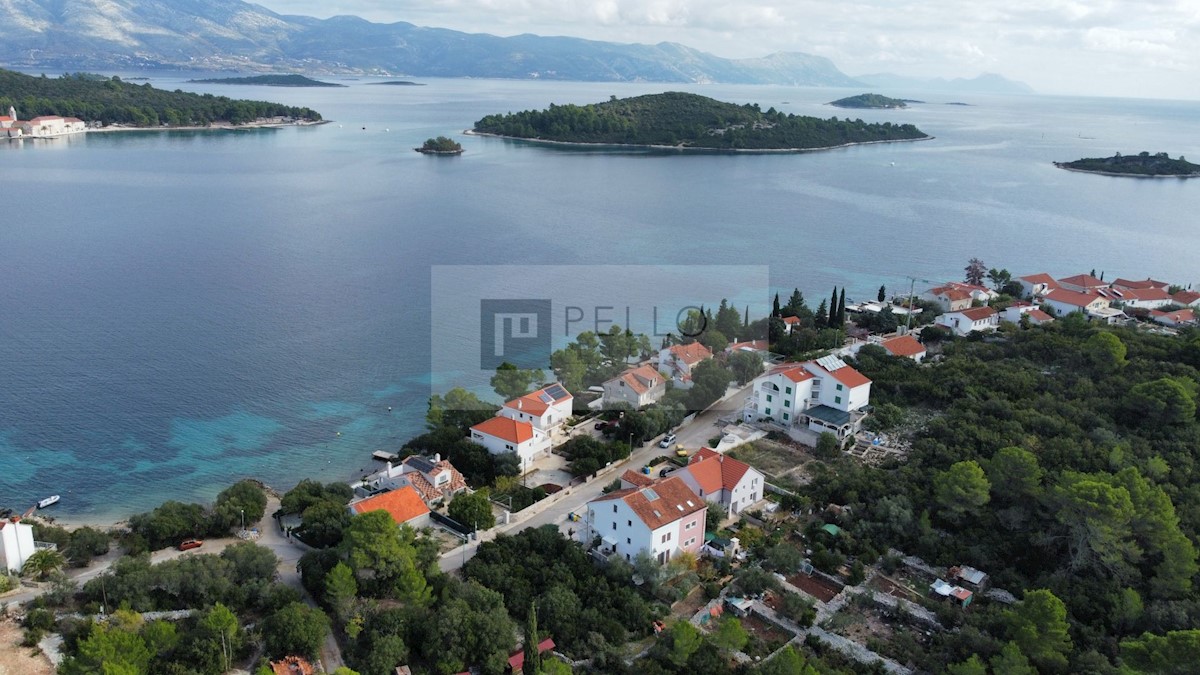 Hiša s pogledom na morje in otoček Badiju, 30 m od plaže (možen nakup po enotah).