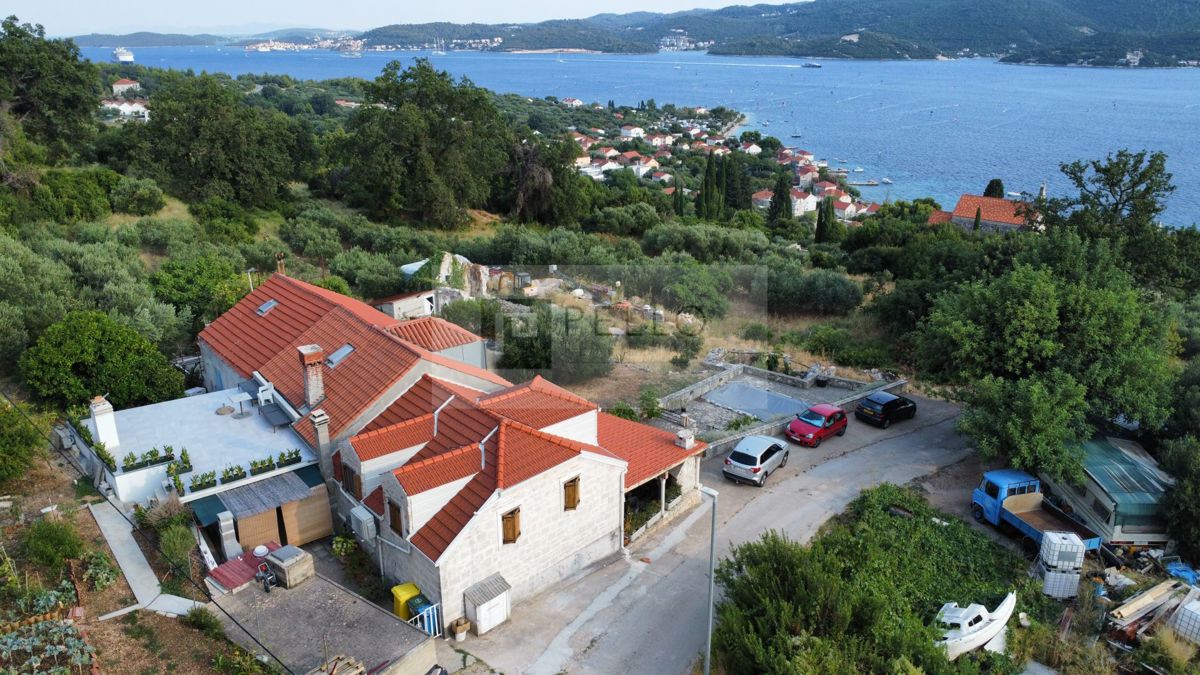 Kamnita hiša z bazenom in čudovitim razgledom na morje v Viganju