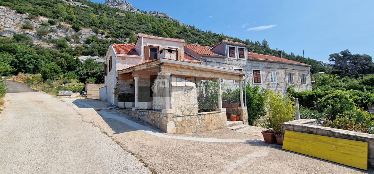 Kamnita hiša z bazenom in čudovitim razgledom na morje v Viganju