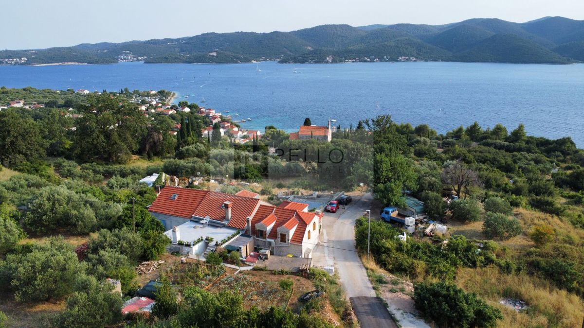 Kamnita hiša z bazenom in čudovitim razgledom na morje v Viganju
