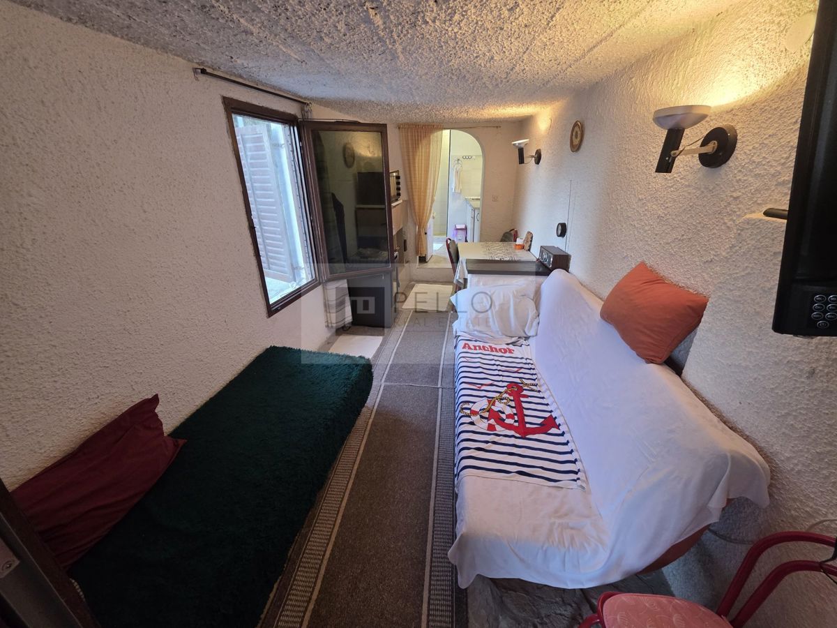 Ekskluzivno – Garsonjera v prvi vrsti ob morju (28 m²), Uvala Crkvice (Pelješac)