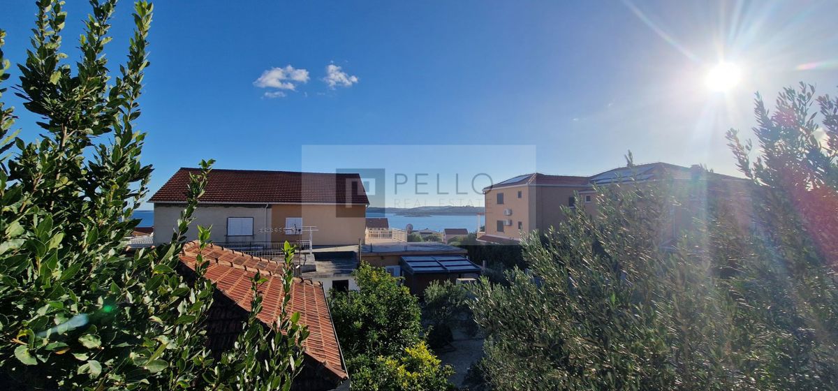 Prostorno stanovanje z balkonom in pogledom na morje Orebić