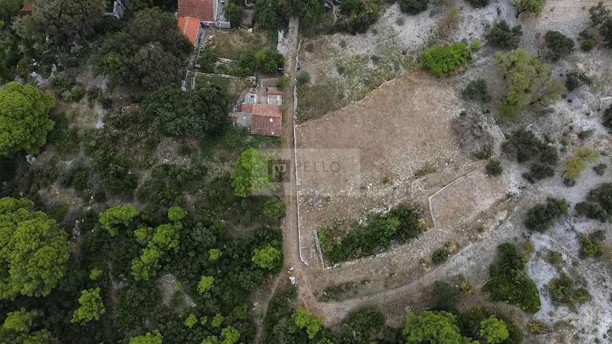 Hiša na osami s panoramskim razgledom (za obnovo) 1590m2 velik vrt