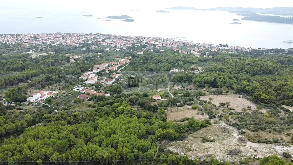 Hiša na osami s panoramskim razgledom (za obnovo) 1590m2 velik vrt