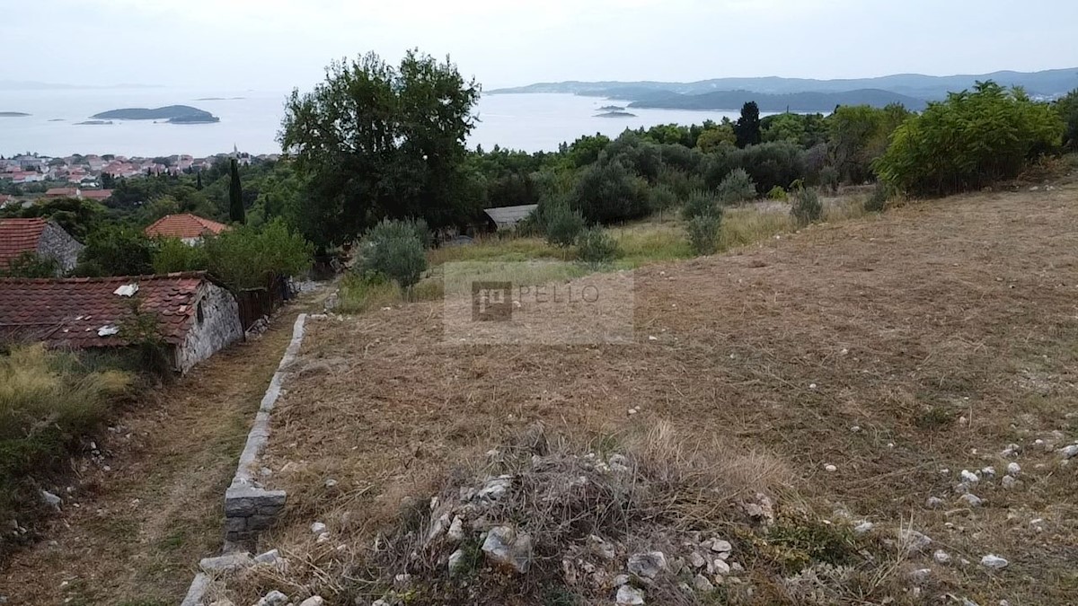 Hiša na osami s panoramskim razgledom (za obnovo) 1590m2 velik vrt