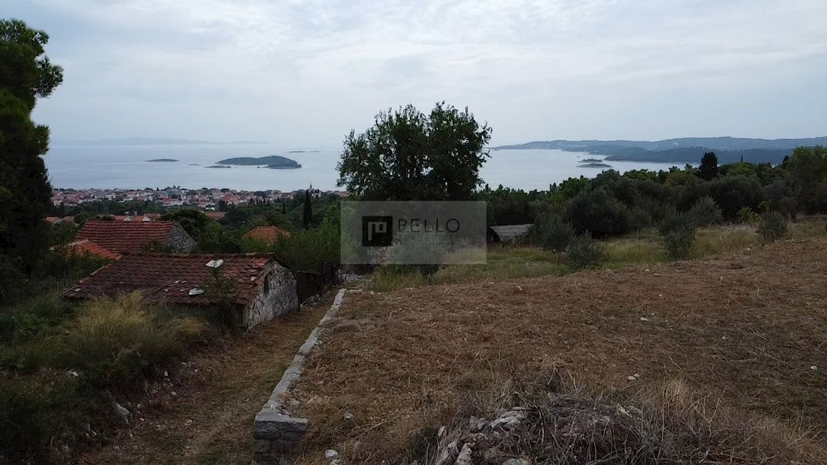 Hiša na samem s panoramskim razgledom (za obnovo)
