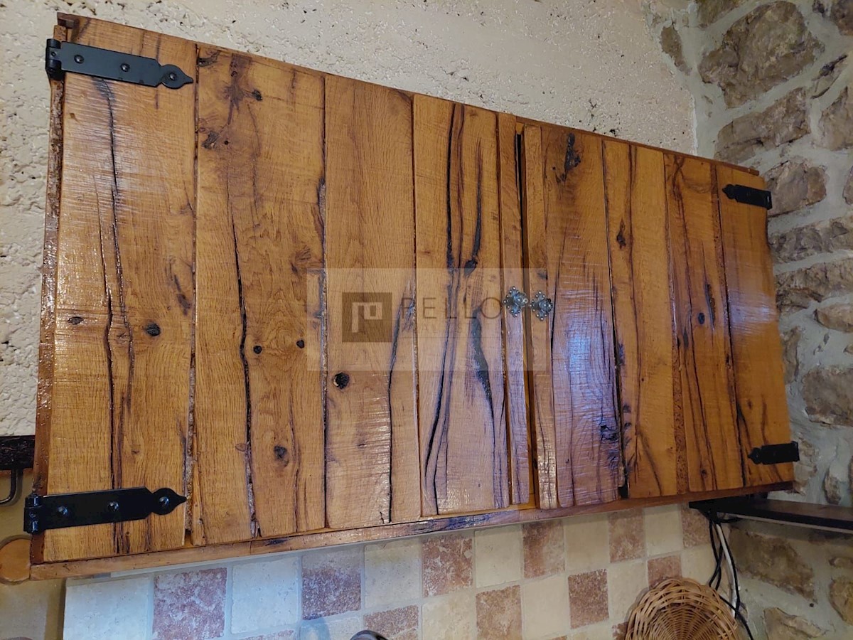 Pravljična kamnita hiška obdana z naravo in mirom