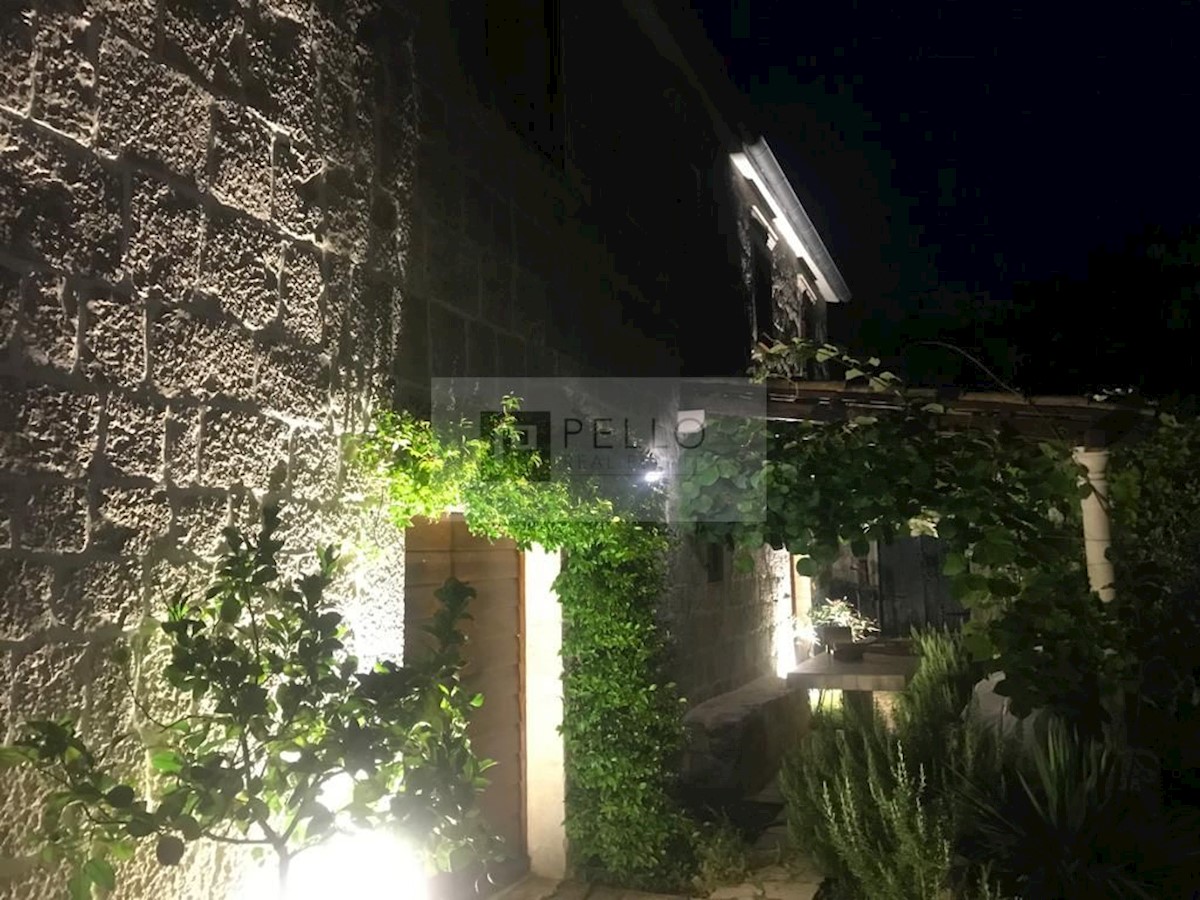 Pravljična kamnita hiška obdana z naravo in mirom