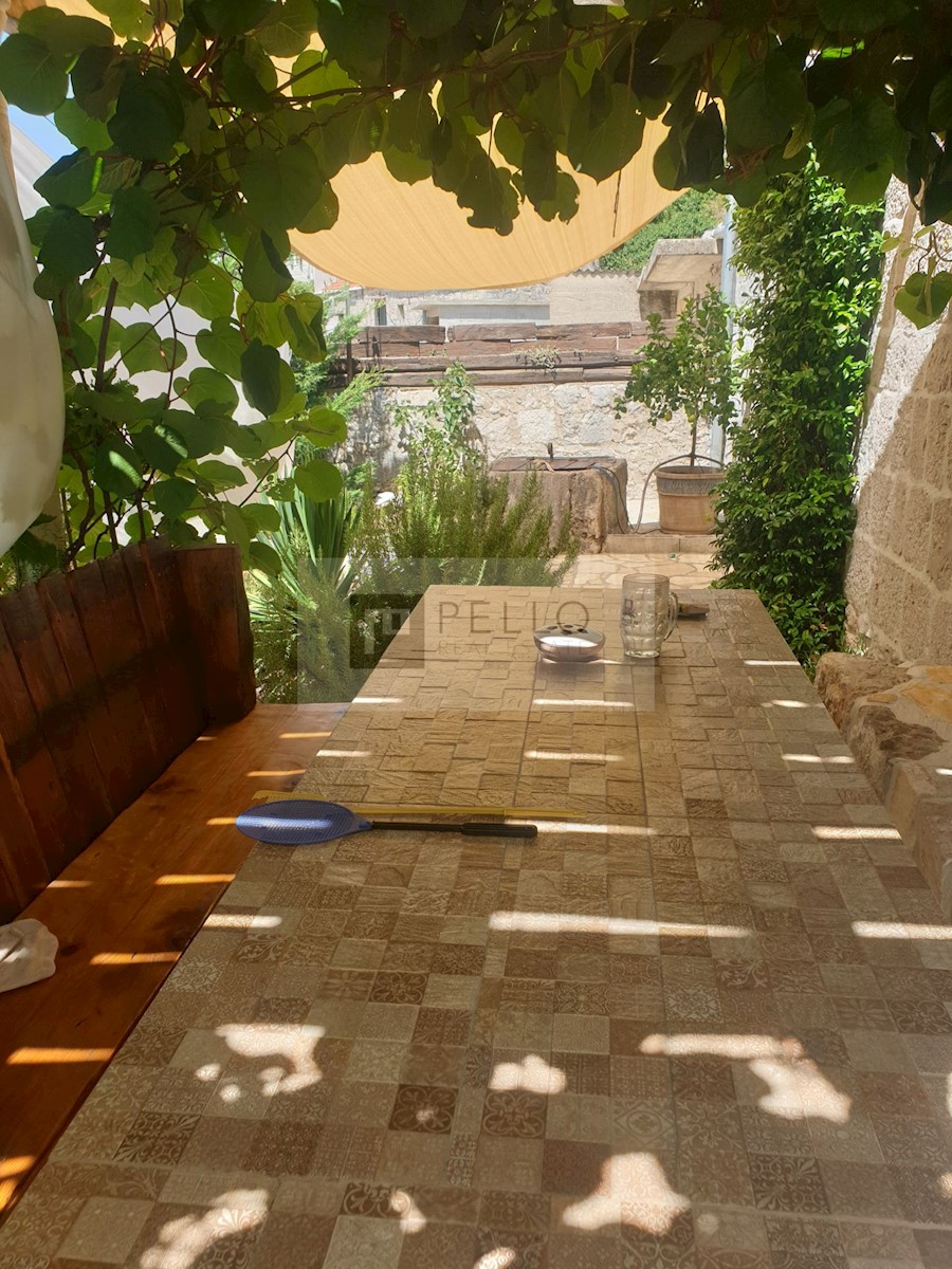 Pravljična kamnita hiška obdana z naravo in mirom