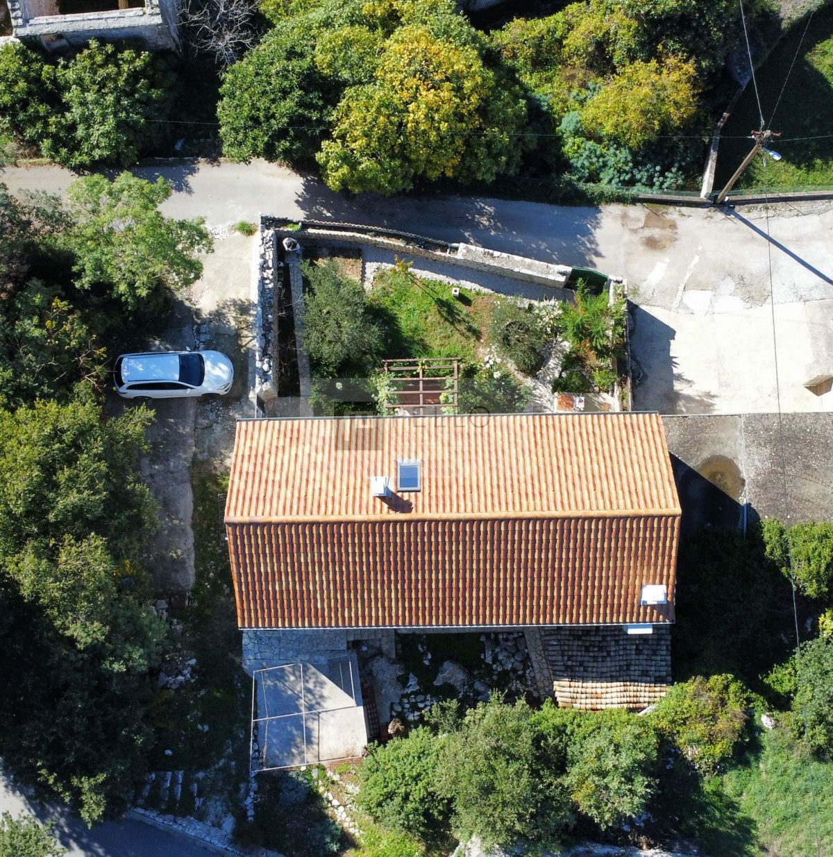 Pravljična kamnita hiška obdana z naravo in mirom