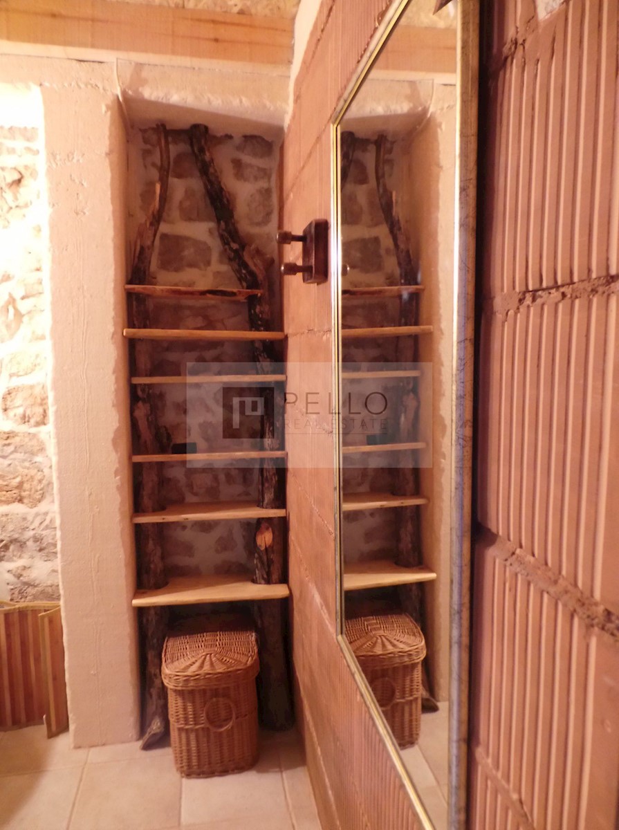 Pravljična kamnita hiška obdana z naravo in mirom