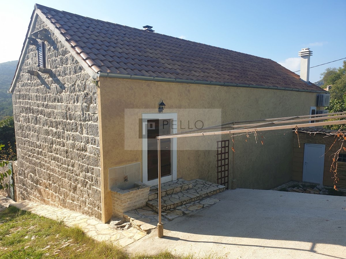 Pravljična kamnita hiška obdana z naravo in mirom