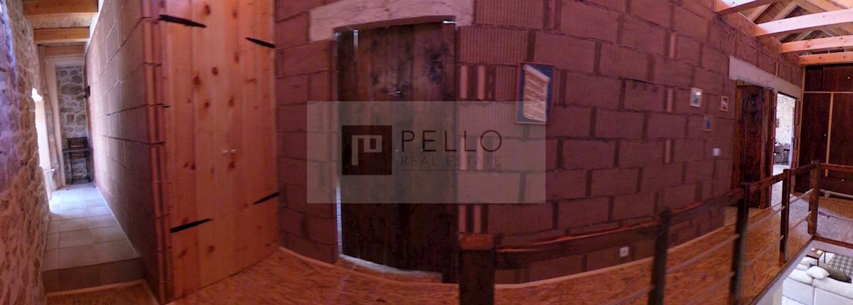 Pravljična kamnita hiška obdana z naravo in mirom