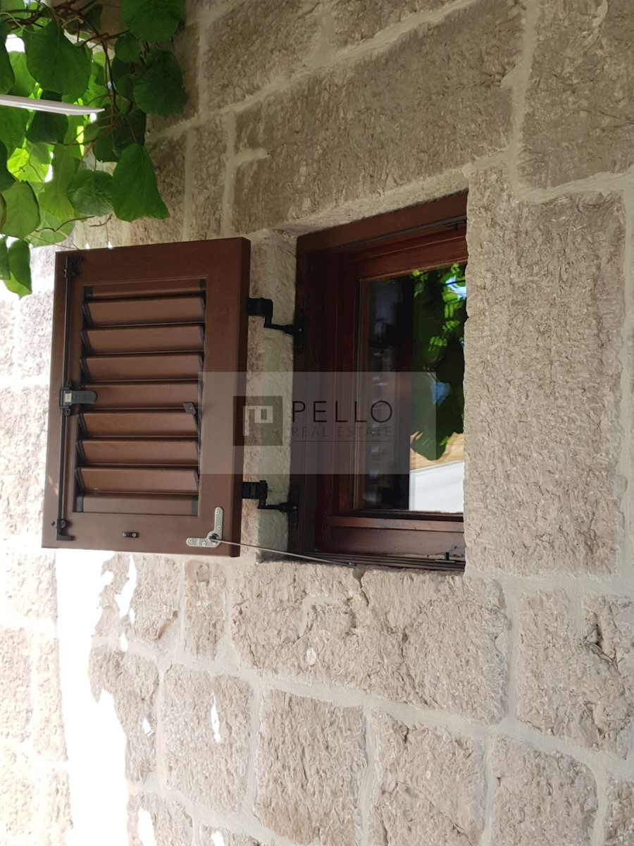 Pravljična kamnita hiška obdana z naravo in mirom