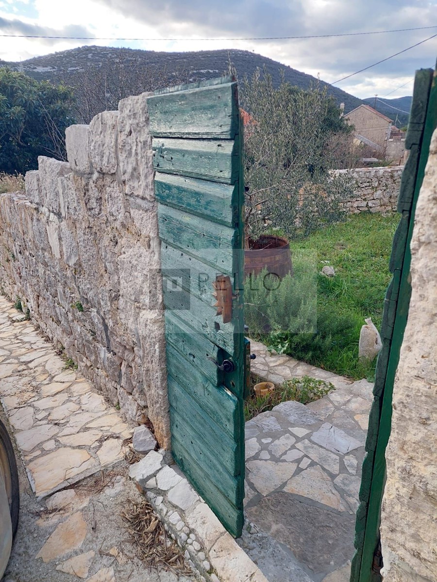 Pravljična kamnita hiška obdana z naravo in mirom