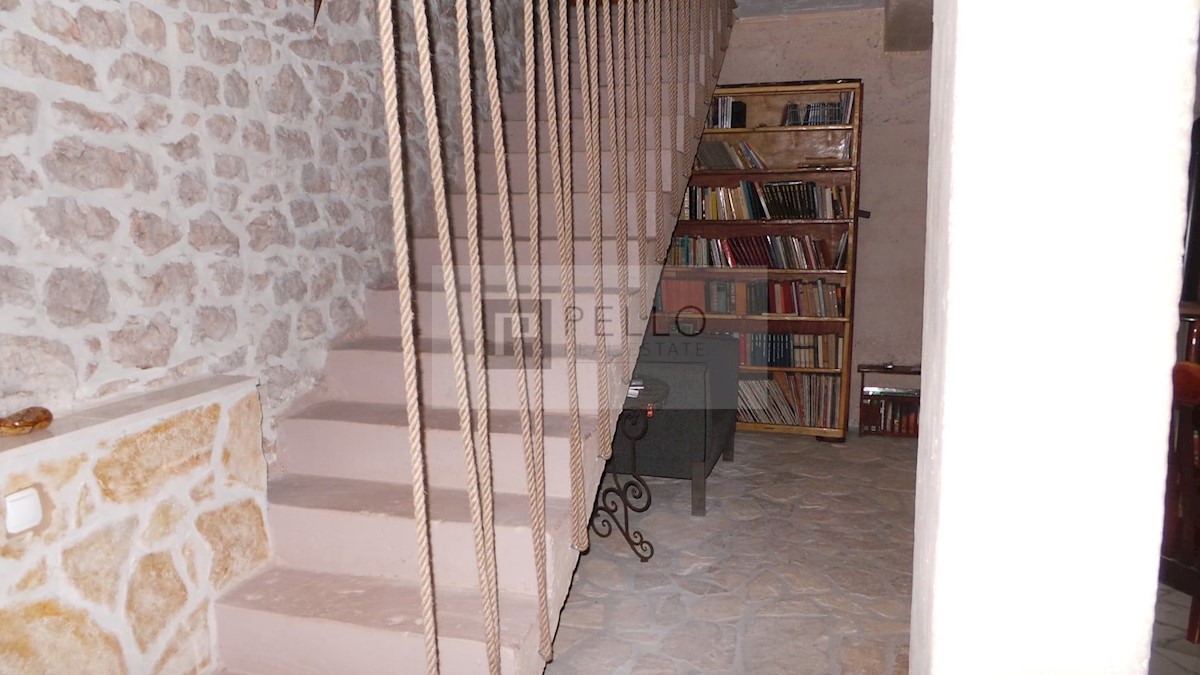 Pravljična kamnita hiška obdana z naravo in mirom