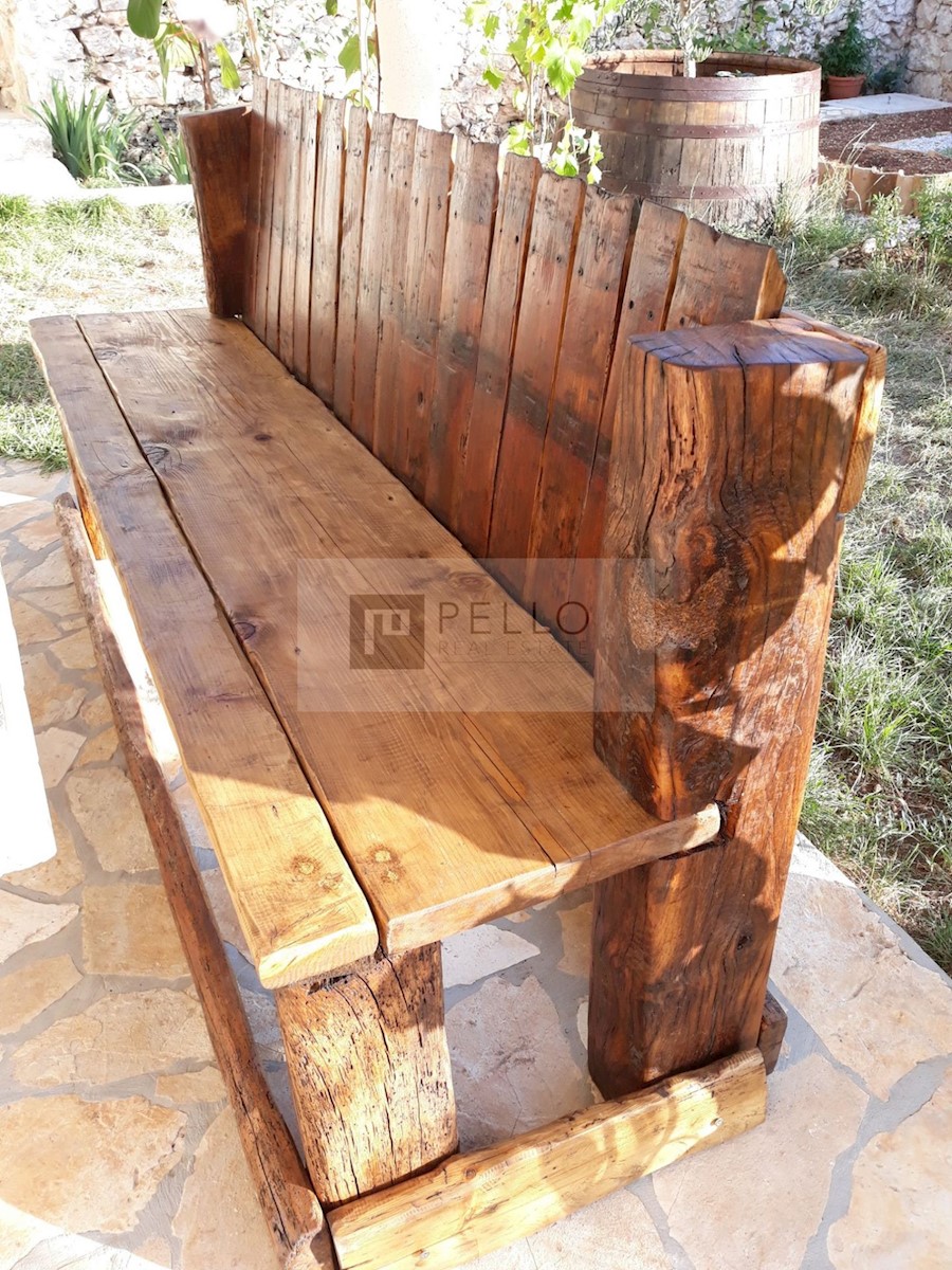 Pravljična kamnita hiška obdana z naravo in mirom