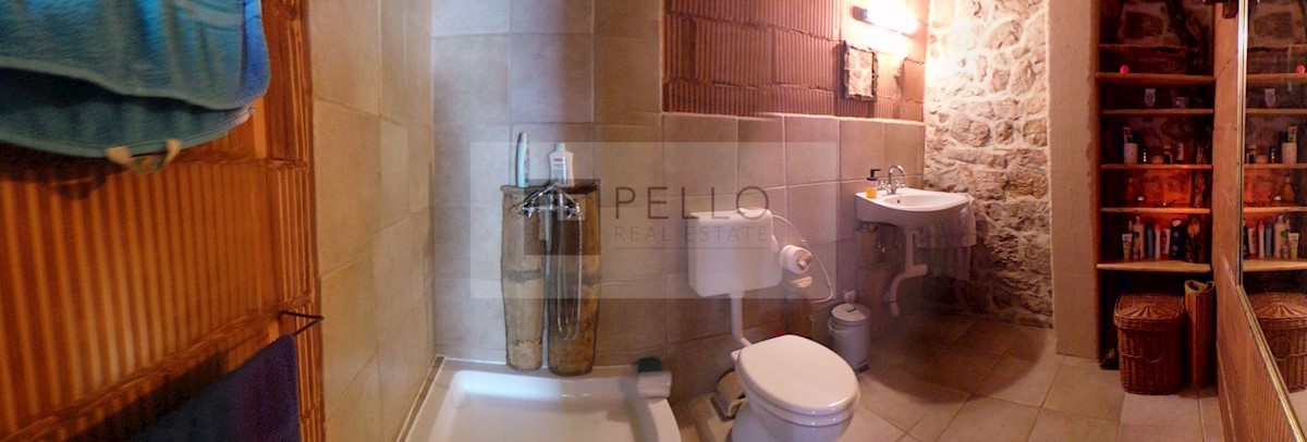 Pravljična kamnita hiška obdana z naravo in mirom