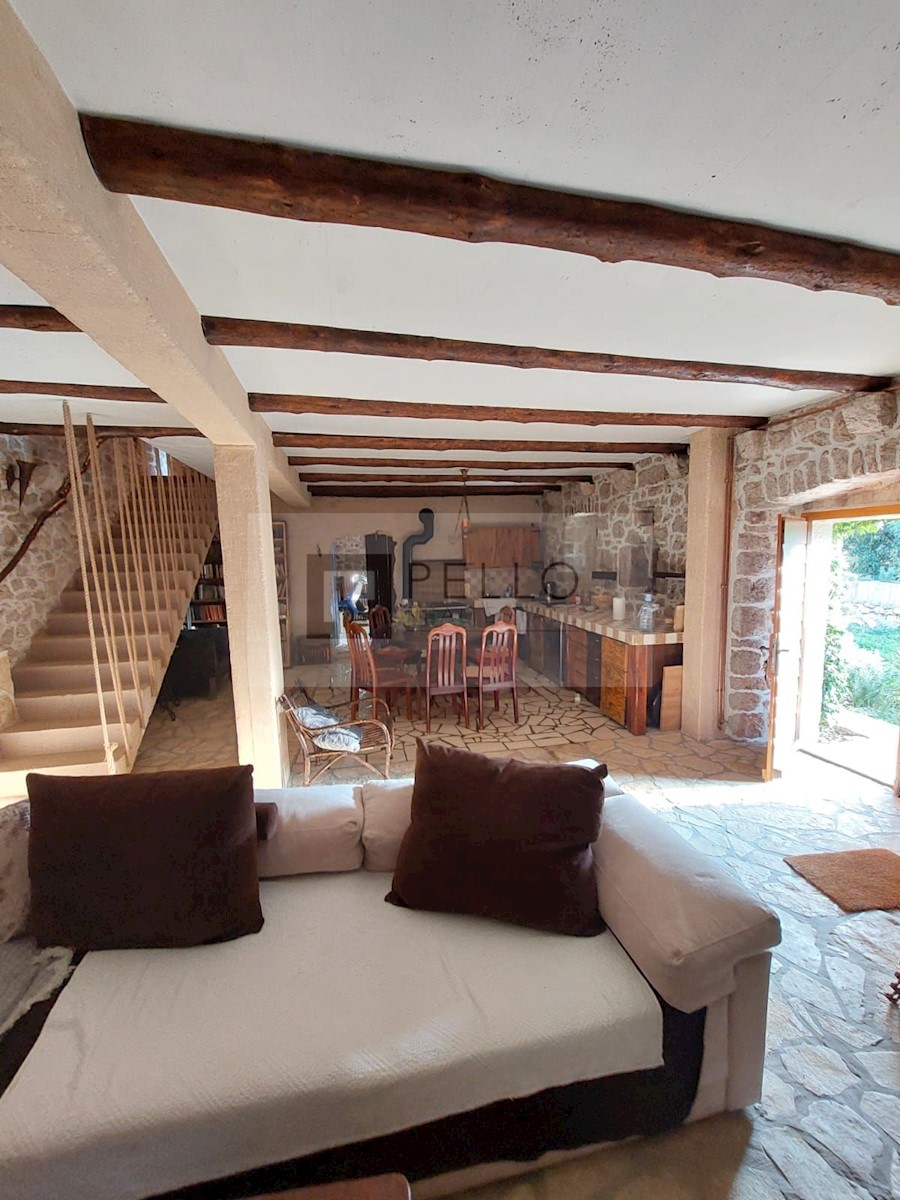 Pravljična kamnita hiška obdana z naravo in mirom