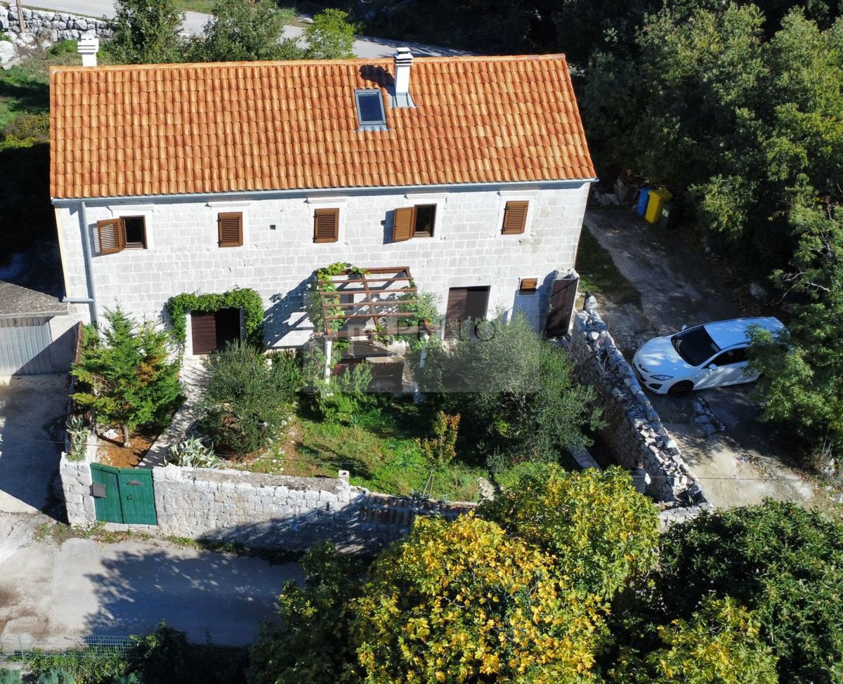 Pravljična kamnita hiška obdana z naravo in mirom