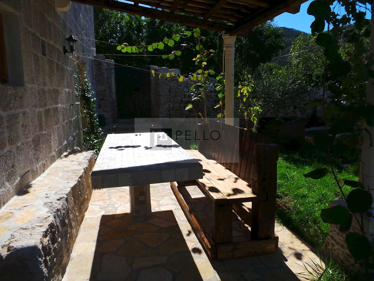 Pravljična kamnita hiška obdana z naravo in mirom