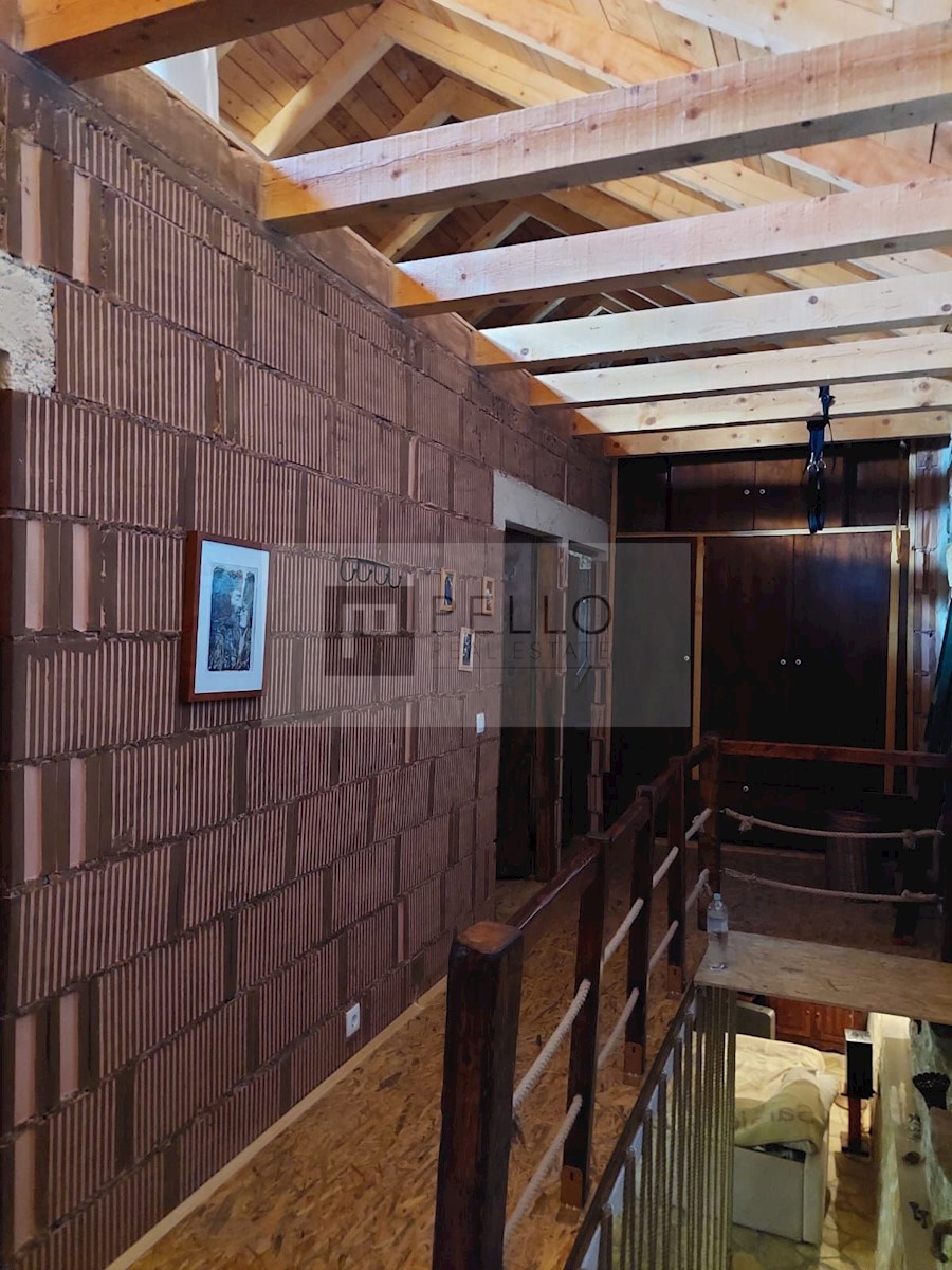 Pravljična kamnita hiška obdana z naravo in mirom