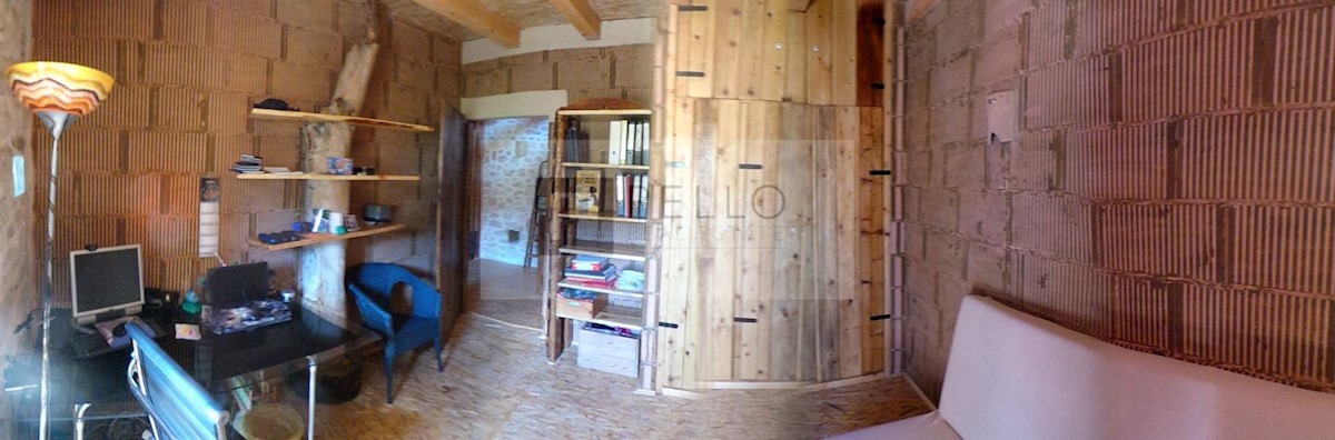 Pravljična kamnita hiška obdana z naravo in mirom