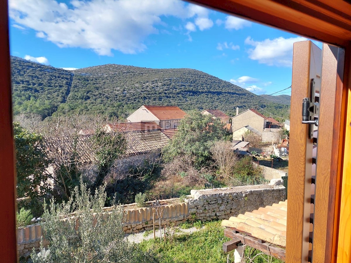 Pravljična kamnita hiška obdana z naravo in mirom