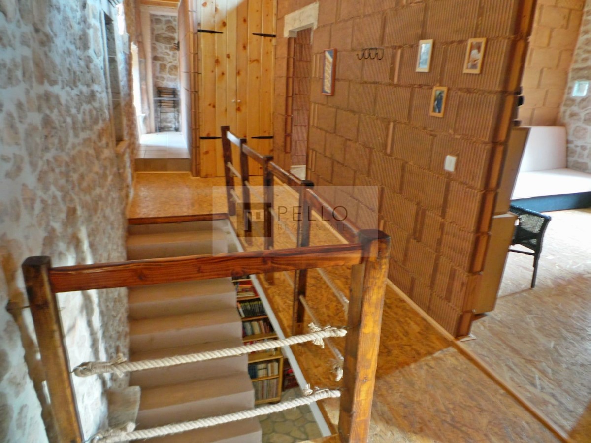 Pravljična kamnita hiška obdana z naravo in mirom