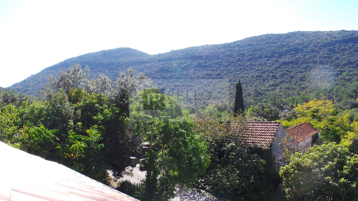 Pravljična kamnita hiška obdana z naravo in mirom