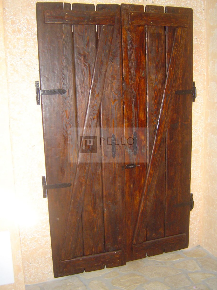 Pravljična kamnita hiška obdana z naravo in mirom