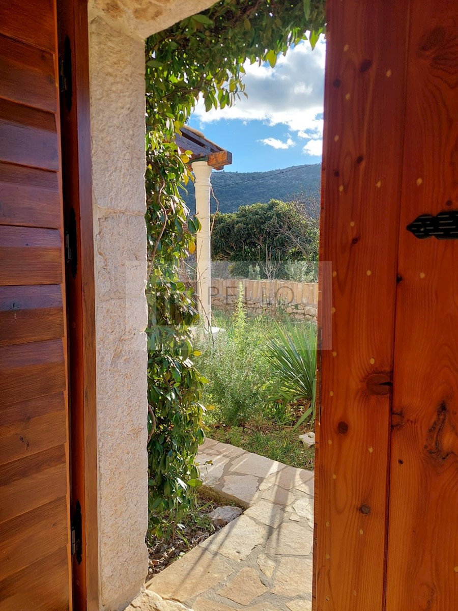 Pravljična kamnita hiška obdana z naravo in mirom