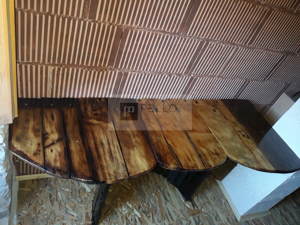 Pravljična kamnita hiška obdana z naravo in mirom