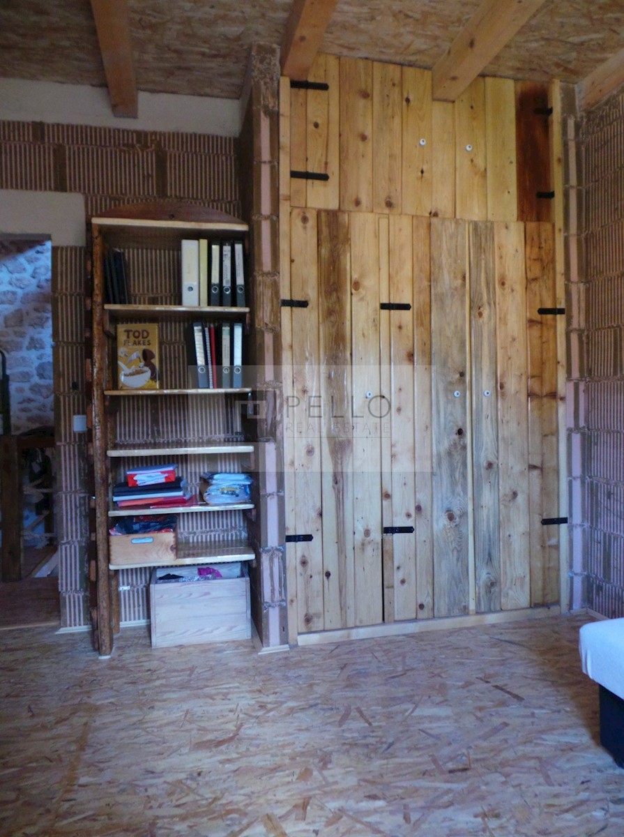 Pravljična kamnita hiška obdana z naravo in mirom