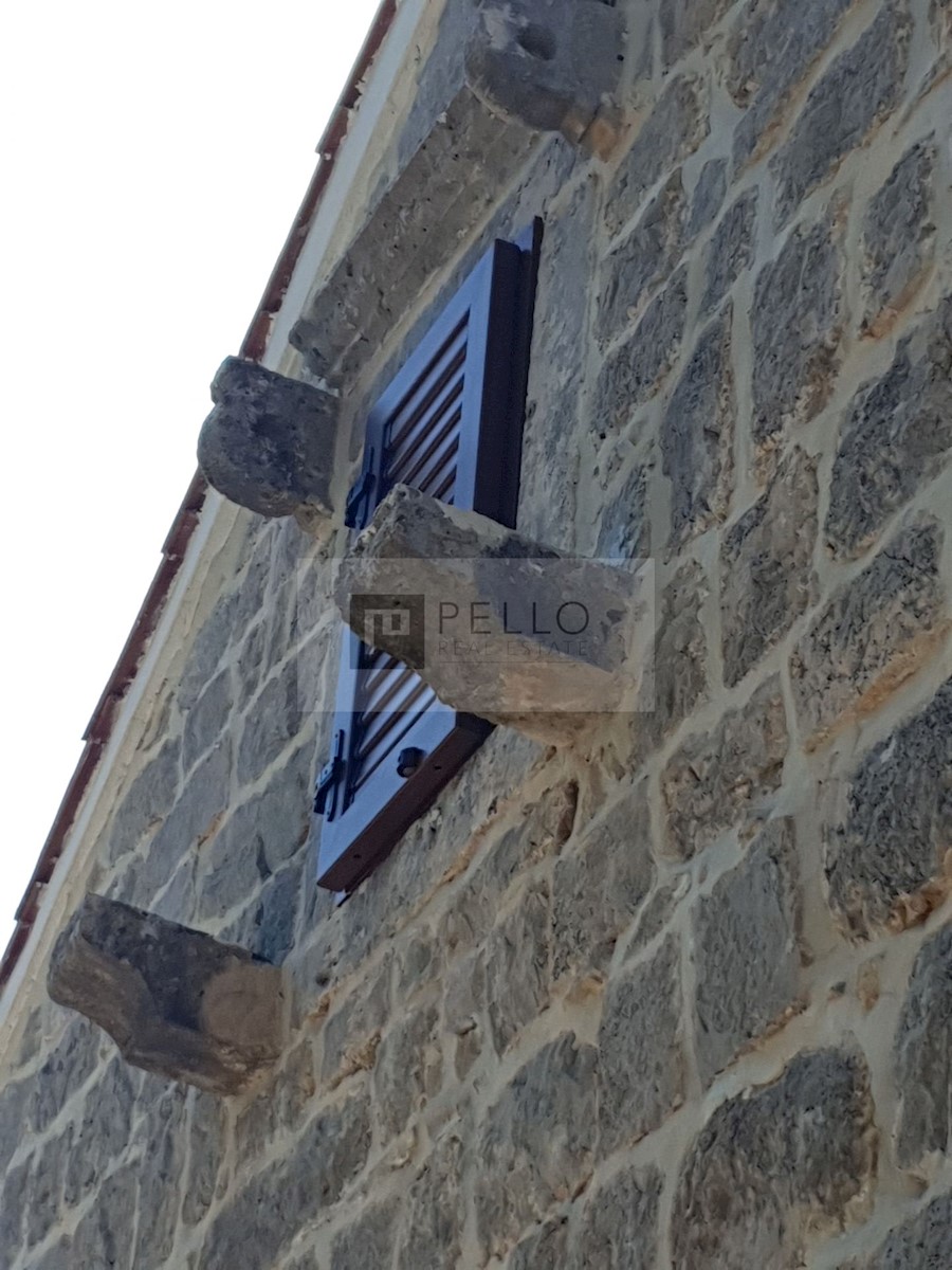 Pravljična kamnita hiška obdana z naravo in mirom