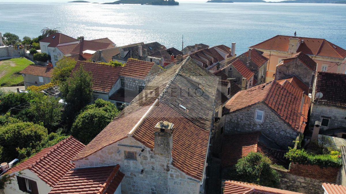 Kamnita hiša (v nizu hiš) v središču Orebića (50 m od morja)
