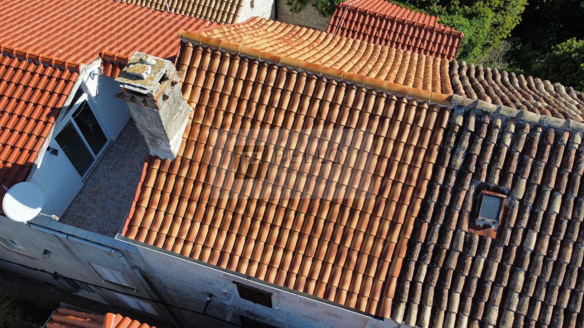 Kamnita hiša (v nizu hiš) v središču Orebića (50 m od morja)