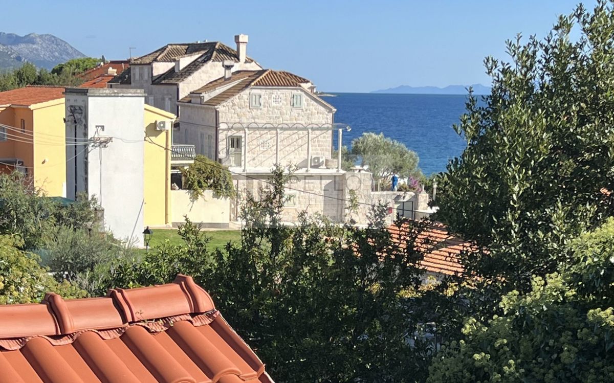 Kamnita hiša (v nizu hiš) v središču Orebića (50 m od morja)