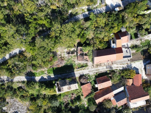 Edinstvena priložnost: 39.397 m² zemljišča + 4 hiše za obnovo na Pelješcu