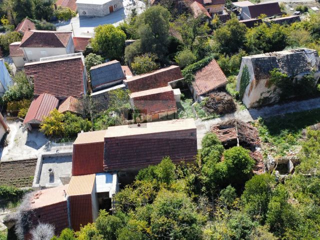Edinstvena priložnost: 39.397 m² zemljišča + 4 hiše za obnovo na Pelješcu